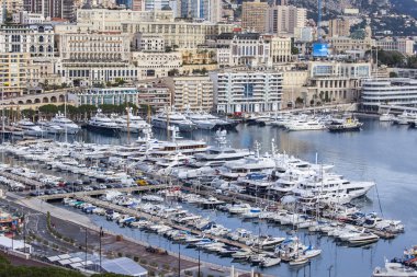 Monte-Carlo, Monaco, üzerinde 10 Ocak 2016. Dağ ve yatlar körfezde bir eğim evlerin bir görünüm