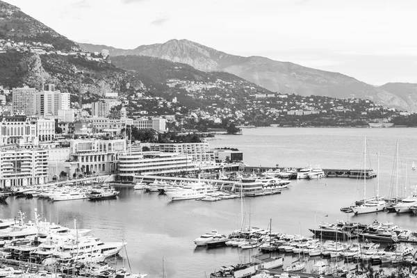 Monte-Carlo, Monaco, na 10 stycznia 2016 r. Widok z domów na zboczu góry i jachty na zatoki — Zdjęcie stockowe