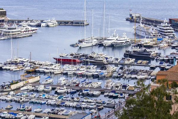 Monte-Carlo, Monaco, na 10 stycznia 2016 r. Widok z wysokiego punktu na port, statkami w moorings — Zdjęcie stockowe