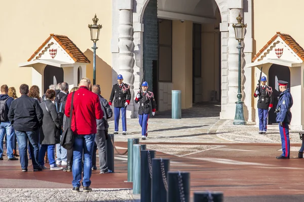 MONTE-CARLO, MONACO, il 10 gennaio 2016. Guardia d'onore al palazzo del Principe di Monaco — Foto Stock