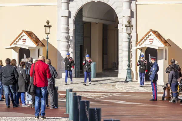 MONTE-CARLO, MONACO, on JANUARY 10, 2016. A guard of honor at the palace of the Prince of Monaco — 图库照片