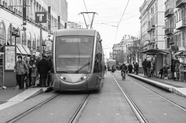 Güzel, Fransa, 7 Ocak 2016. Şehir manzarası, kış günü. Şehir merkezi sokak - Jean Medsen Avenue. Tramvay ve yolcu