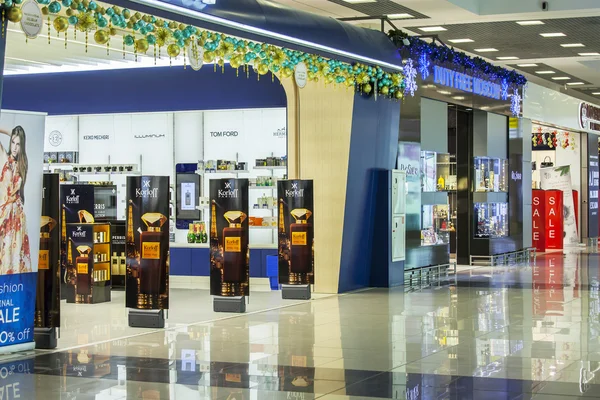 Moskou, Rusland, op 6 januari 2016. De internationale luchthaven Sheremetyevo, winkels in een zone van de belastingvrije verkoop voor de RD Session Host D. passagiers lopen en shop vlucht wacht — Stockfoto