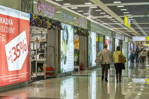 Moskou, Rusland, op 6 januari 2016. De internationale luchthaven Sheremetyevo, winkels in een zone van de belastingvrije verkoop voor de RD Session Host D. passagiers lopen en shop vlucht wacht — Stockfoto