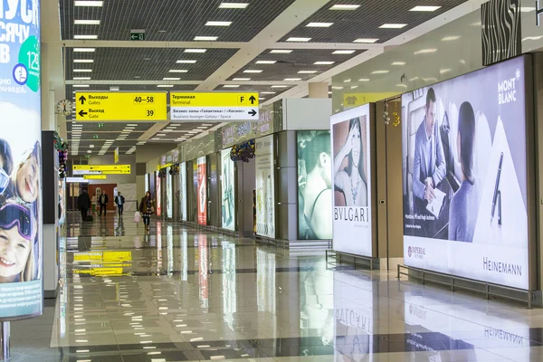 MOSCÚ, RUSIA, el 6 de enero de 2016. El aeropuerto internacional Sheremetyevo, tiendas en una zona de comercio libre de impuestos de la terminal D. Pasajeros a pie y tienda en espera de vuelo — Foto de Stock