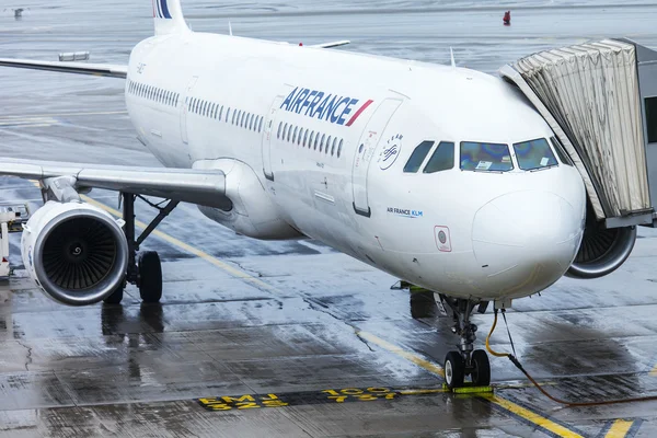 NICE, FRANCE - on JANUARY 14, 2016. Preflight service of the plane of AirFrance airline at the airport of French riviera — Stock Photo, Image