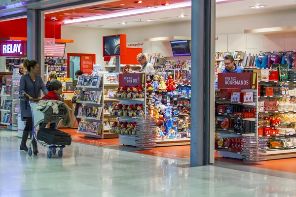 PARÍS, FRANCIA - 14 DE ENERO DE 2016. El aeropuerto internacional Charles de Gaulle, una zona de libre comercio en la terminal E . — Foto de Stock