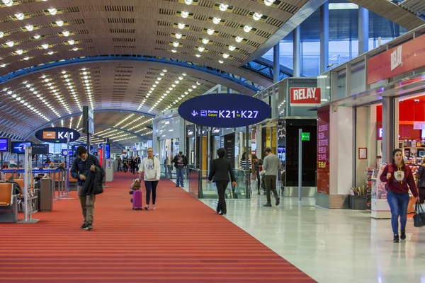 Paris, Frankrike - på 14 januari 2016. Den internationella flygplatsen Charles de Gaulle, hall med en avgång i terminal E. — Stockfoto