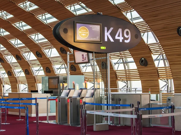 Paris, Frankrike - på 14 januari 2016. Den internationella flygplatsen Charles de Gaulle, en grind i terminal E. — Stockfoto