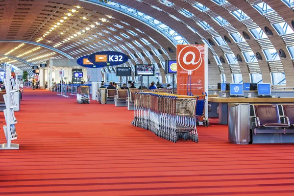 Paris, Frankrike - på 14 januari 2016. Den internationella flygplatsen Charles de Gaulle, hall med en avgång i terminal E. — Stockfoto