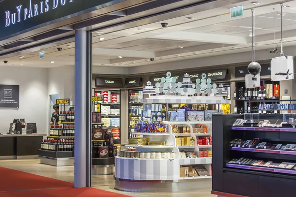 Paris, Frankrijk - op 14 januari 2016. De internationale luchthaven Charles de Gaulle, een zone van de belastingvrije verkoop in de terminal E. — Stockfoto