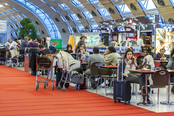 Paris, Frankrike - på 14 januari 2016. Den internationella flygplatsen Charles de Gaulle, hall med en avgång i terminal E. — Stockfoto