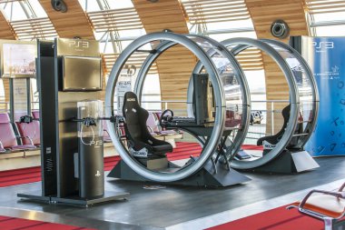 Paris, Fransa - 14 Ocak 2016 üzerinde. Uluslararası Havaalanı Charles de Gaulle, eğlenceleri bir hareket bekliyor ve yolcular için merkezi