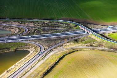 Bulutlar ve bir karasal yüzey üzerinde uçan uçağın penceresinden görüntülemek