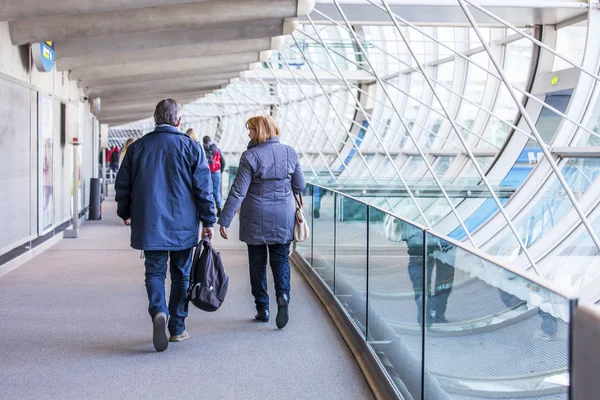 Paris, Frankrijk - op 14 januari 2016. De internationale luchthaven Charles de Gaulle, passagiers Ga op pass naar de zaal van aankomst — Stockfoto