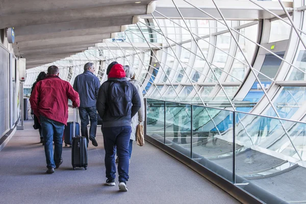 PARÍS, FRANCIA - 14 DE ENERO DE 2016. El aeropuerto internacional Charles de Gaulle, los pasajeros pasan a la sala de llegada — Foto de Stock