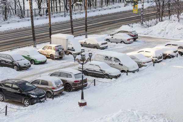 PUSHKINO, RUSSIE, le 24 janvier 2016. Paysage urbain hivernal. Une vue sur un parking de rue et les voitures couvertes de neige . — Photo