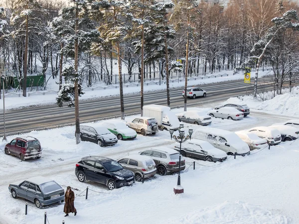 Pushkino, 러시아에 1 월 24 일, 2016. 겨울 도시 풍경입니다. 눈으로 덮여 길거리 주차와 자동차의 보기. — 스톡 사진