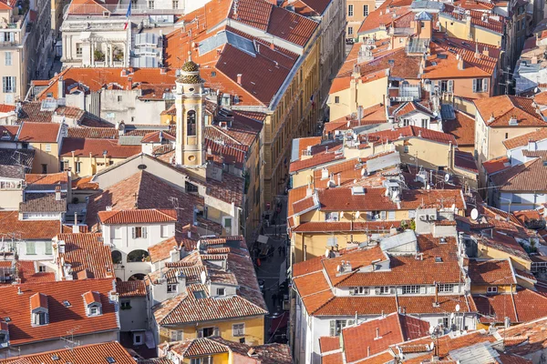 Niza, FRANCIA, en Enero 7, 2016. Pintoresca vista desde la colina de Shatto. Techos rojos de la ciudad vieja — Foto de Stock