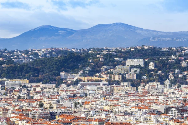 Nice, Francie, na 7 lednu 2016. Malebný pohled z kopce je Shatto. Červené střechy starého města — Stock fotografie