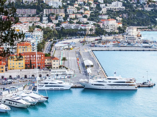 NICE, FRANCE, on JANUARY 7, 2016. The yachts moored in city port and buildings on the embankment. View from Shatto's hill — Stock Photo, Image