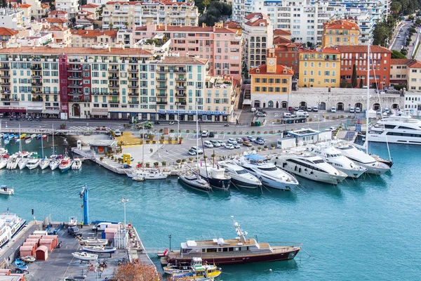 NICE, FRANCE, on JANUARY 7, 2016. The yachts moored in city port and buildings on the embankment. View from Shatto's hill — Stock Photo, Image