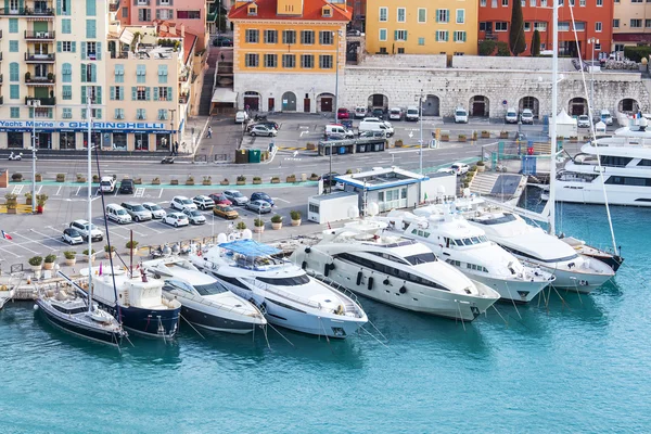 NICE, FRANCE, on JANUARY 7, 2016. The yachts moored in city port and buildings on the embankment. View from Shatto's hill — Stock Photo, Image