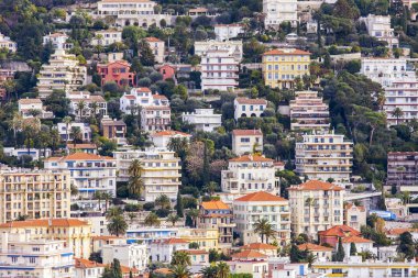 Güzel, Fransa, 7 Ocak 2016. Tepenin yamacında evleri
