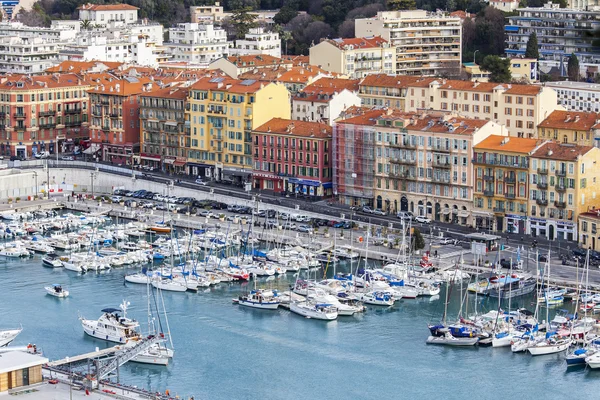 NICE, FRANCE, on JANUARY 7, 2016. The yachts moored in city port and buildings on the embankment. View from Shatto's hill — Stock Photo, Image