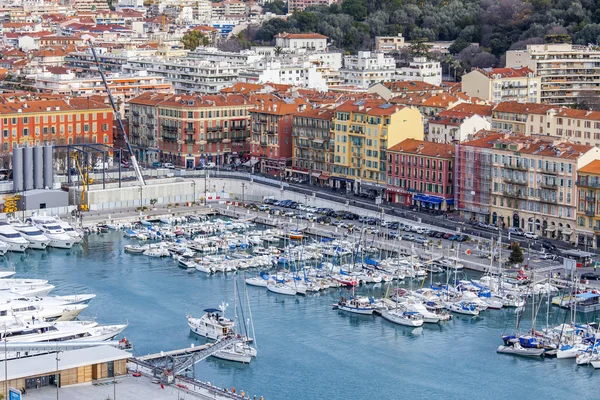 NICE, FRANCE, on JANUARY 7, 2016. The yachts moored in city port and buildings on the embankment. View from Shatto's hill — Stock Photo, Image
