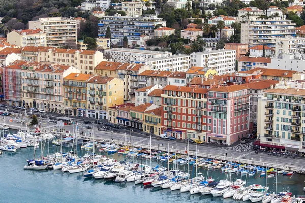 Nice, Frankrike, den 7 januari 2016. Båtar förtöjda i stadens hamn och byggnader på banvallen. Visa från Shatto's hill — Stockfoto