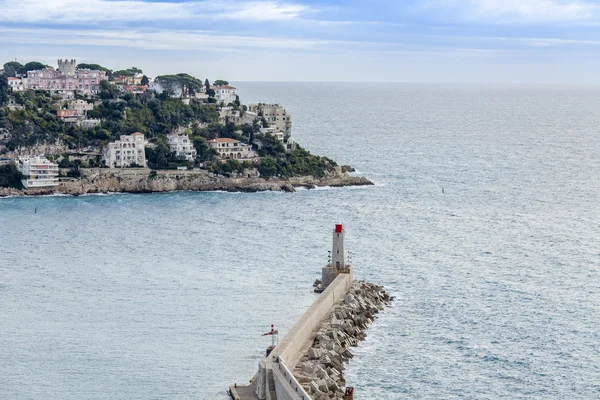 Niza, FRANCIA, en Enero 7, 2016. La vista superior sobre el agua en una bahía de mar — Foto de Stock
