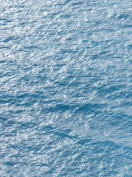 La vue de dessus sur l'eau dans une baie de mer — Photo