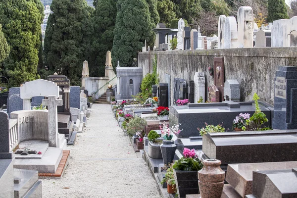 NICE, FRANCE - on JANUARY 7, 2016. Gravestone monuments on a city cemetery on Shatto's hill — Stockfoto