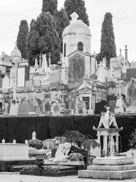 NICE, FRANÇA - on JANEIRO 7, 2016. Monumentos gravestone em um cemitério de cidade na colina de Shatto — Fotografia de Stock