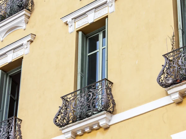 NICE, FRANCE - le 7 JANVIER 2016. La vieille ville, détails architecturaux typiques dans le style provençal — Photo