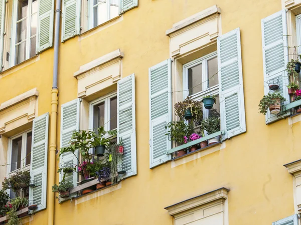 Nice, Francie - 7 ledna 2016. Staré město, typické architektonické detaily v provensálském stylu — Stock fotografie