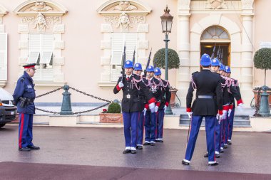 Monte-Carlo, Monaco, üzerinde 10 Ocak 2016. Kancaları Prens. Prens Sarayı yakınlarındaki muhafız değişen ritüel
