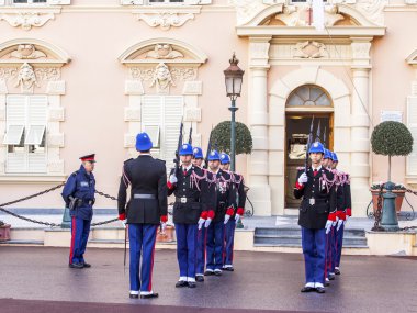 Monte-Carlo, Monaco, üzerinde 10 Ocak 2016. Kancaları Prens. Prens Sarayı yakınlarındaki muhafız değişen ritüel