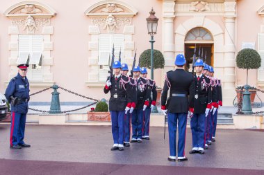 Monte-Carlo, Monaco, üzerinde 10 Ocak 2016. Kancaları Prens. Prens Sarayı yakınlarındaki muhafız değişen ritüel