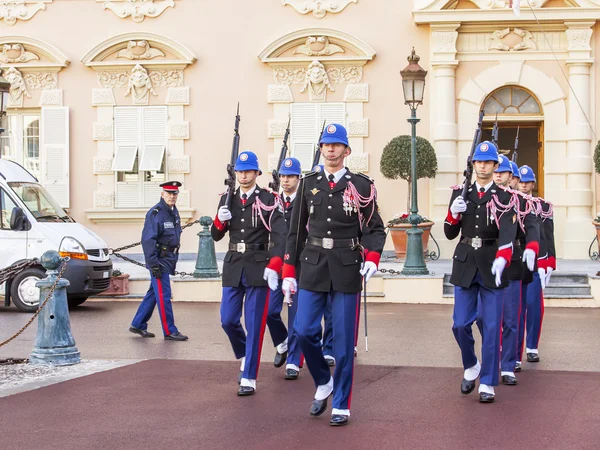 Monte-Carlo, Monaco, på 10 januari 2016. Ishackor av princen. Ritual för vaktavlösning nära slotten av prinsen — Stockfoto