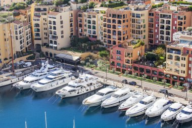 Monte-Carlo, Monaco, üzerinde 10 Ocak 2016. Dağ ve yat bir koyda demirleme, bir eğim evlerin bir görünüm