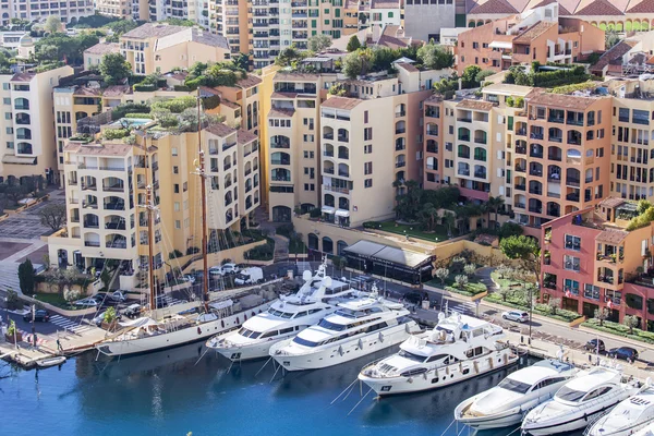 MONTE-CARLO, MONACO, le 10 janvier 2016. Une vue des maisons sur une pente de la montagne et le yacht à l'amarrage dans une baie — Photo