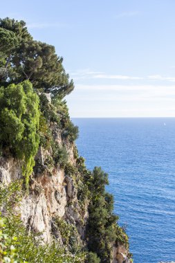 Su deniz Bay üstten görünüm ve dik kaya