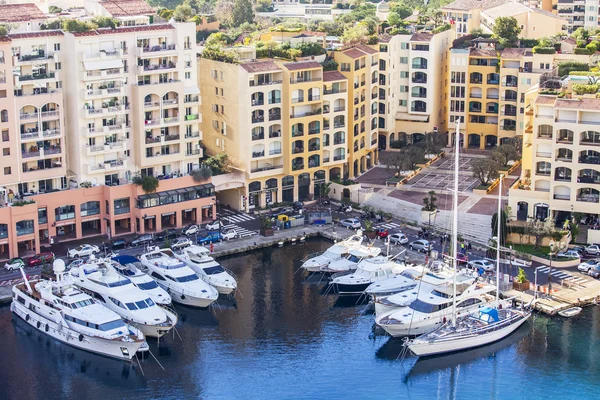 MONTE-CARLO, MONACO, le 10 janvier 2016. Une vue des maisons sur une pente de la montagne et le yacht à l'amarrage dans une baie — Photo