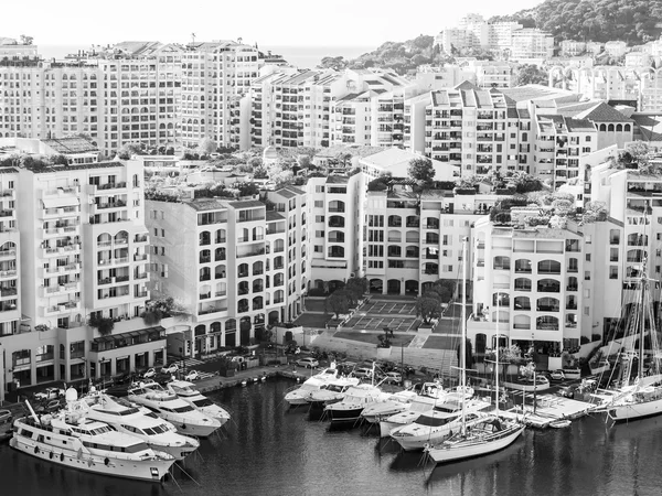 モンテ Carlo、モナコ、2016 年 1 月 10 日に。山と湾に係留のヨットの斜面の家のビュー — ストック写真