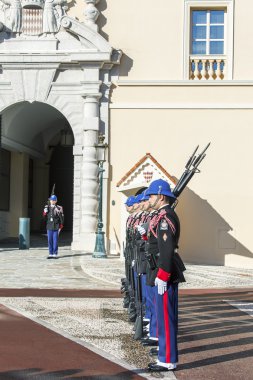 Monte-Carlo, Monaco, üzerinde 10 Ocak 2016. Kancaları Prens. Prens Sarayı yakınlarındaki muhafız değişen ritüel