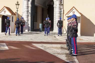 Monte-Carlo, Monaco, üzerinde 10 Ocak 2016. Kancaları Prens. Prens Sarayı yakınlarındaki muhafız değişen ritüel