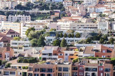 Monte-Carlo, Monaco, üzerinde 10 Ocak 2016. Dağ ve yatlar körfezde bir eğim evlerin bir görünüm