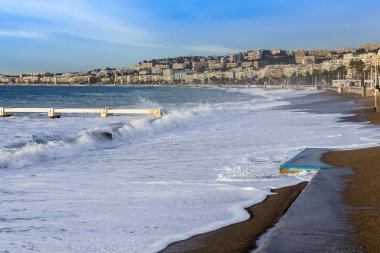 Nice, Fransa - 8 Ocak 2016 üzerinde. Sörf, dalga, plaj ve Promenade des Anglais'e dolgu, Avrupa'nın en güzel bentleri çizgi görünümü